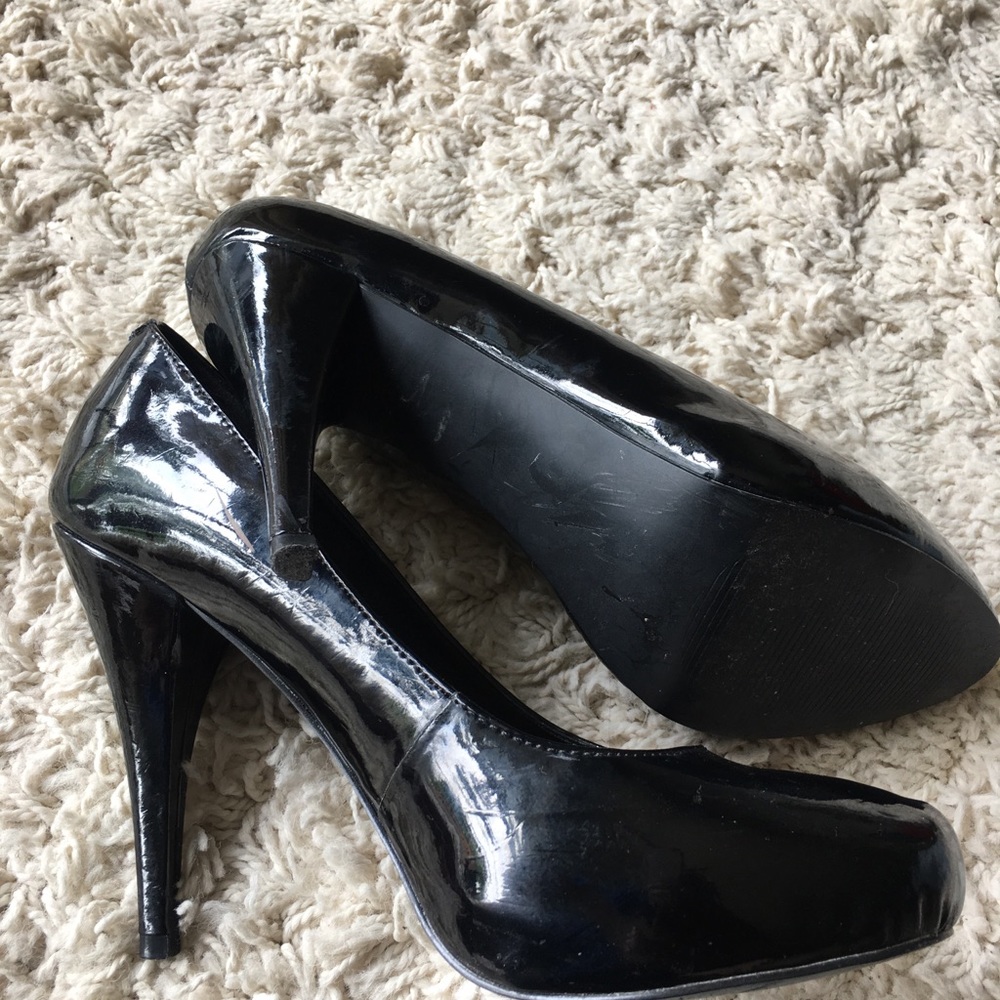 Steve Madden black patent leather pumps